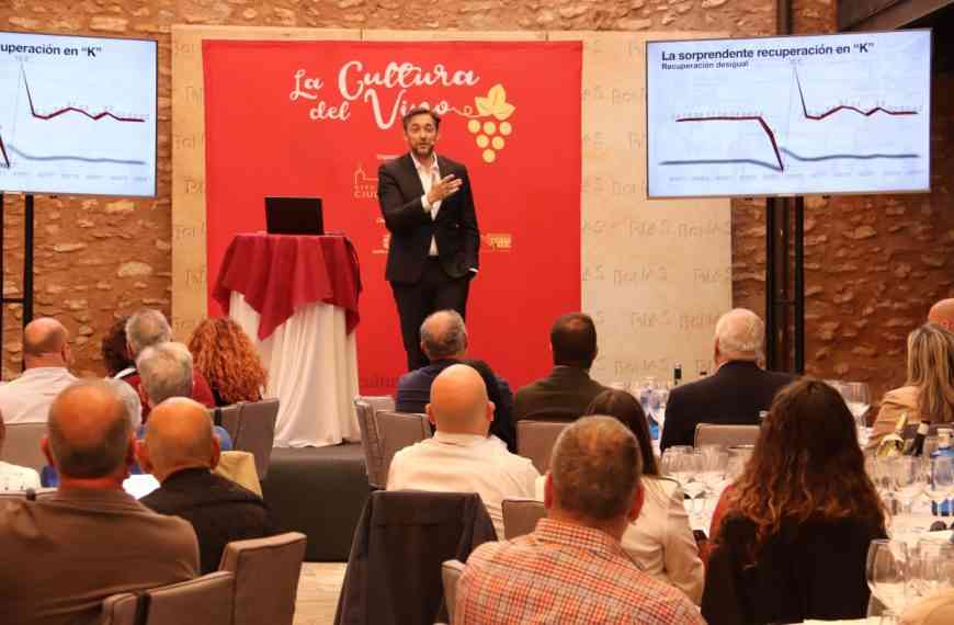 Javier Ruiz de la Cadena Ser analizó en los “Diálogos con vino” el 14 de abril en Manzanares la actual situación económica