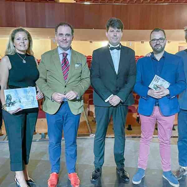 A la presentación de El Orfeón de La Mancha en el Teatro de Alcázar ha asistido el concejal de Tomelloso Raúl Zatón