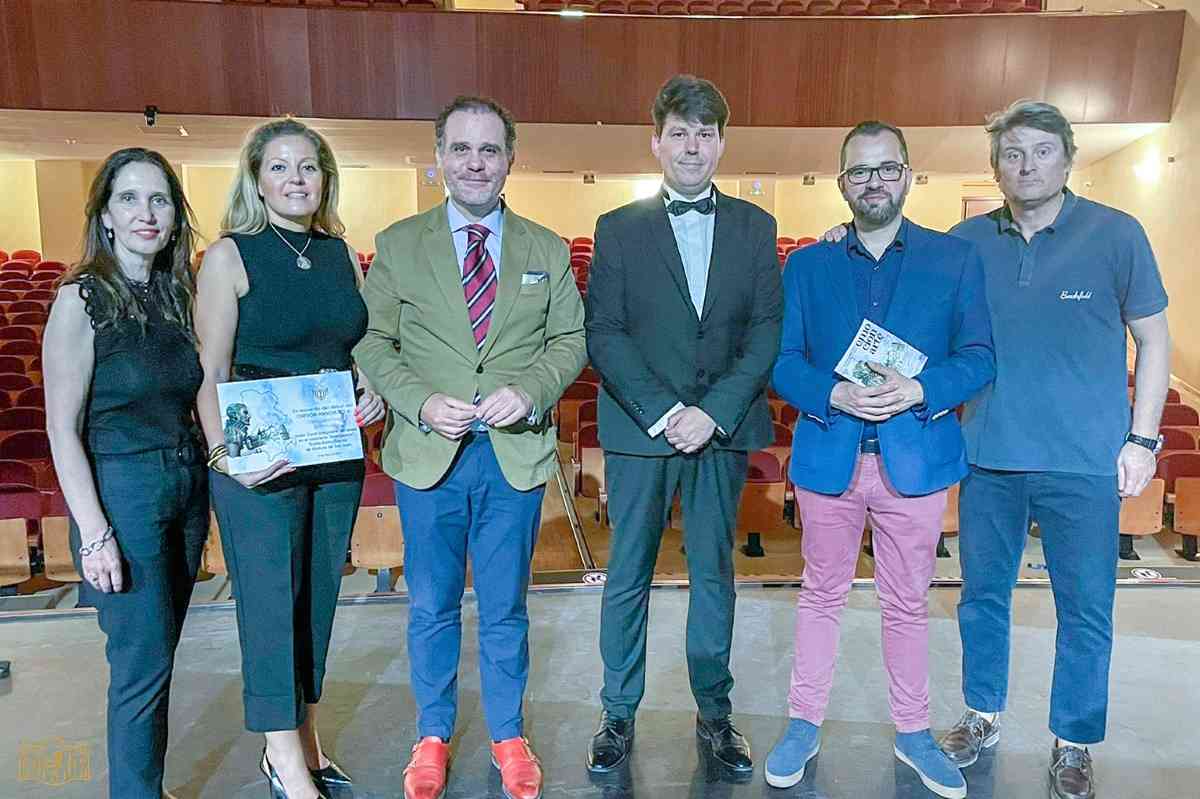 raul zaton de tomelloso en la presentacion de orfeon de la mancha - A la presentación de El Orfeón de La Mancha en el Teatro de Alcázar ha asistido el concejal de Tomelloso Raúl Zatón