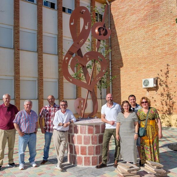 Instalado el monumento conmemorativo del 30 aniversario de la Maestro Martín Díaz