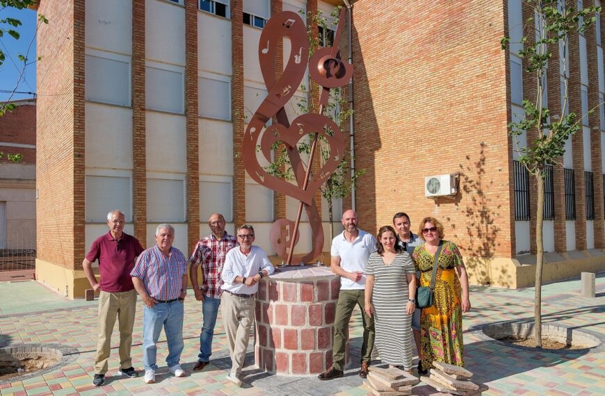 Instalado el monumento conmemorativo del 30 aniversario de la Maestro Martín Díaz