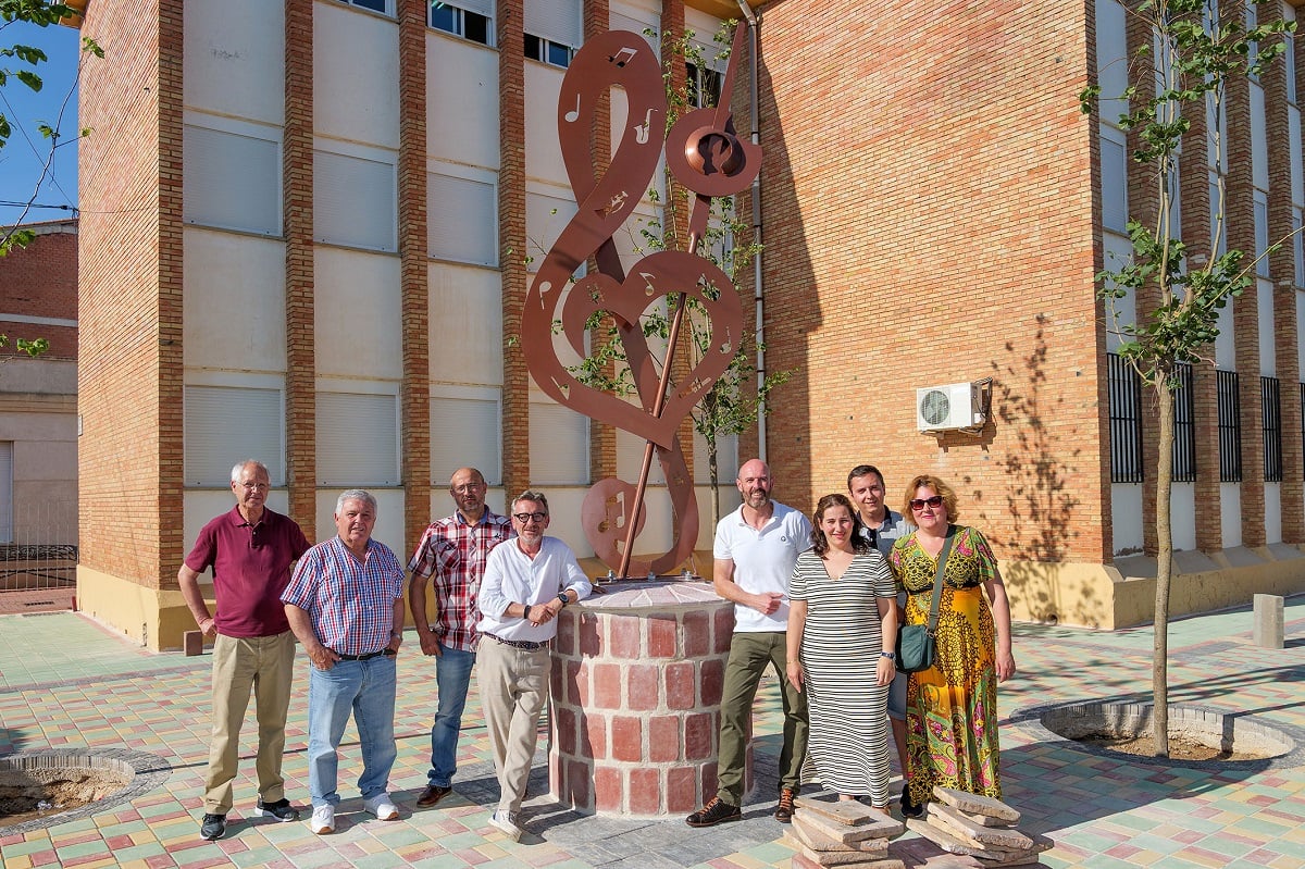 Escultura 30 aniversario Maestro Martin Diaz - Instalado el monumento conmemorativo del 30 aniversario de la Maestro Martín Díaz