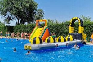 La Piscina Municipal de Argamasilla de Alba abrió sus puertas con una gran fiesta acuática