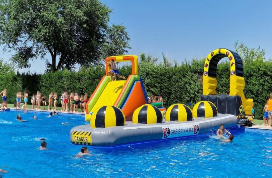 La Piscina Municipal de Argamasilla de Alba abrió sus puertas con una gran fiesta acuática