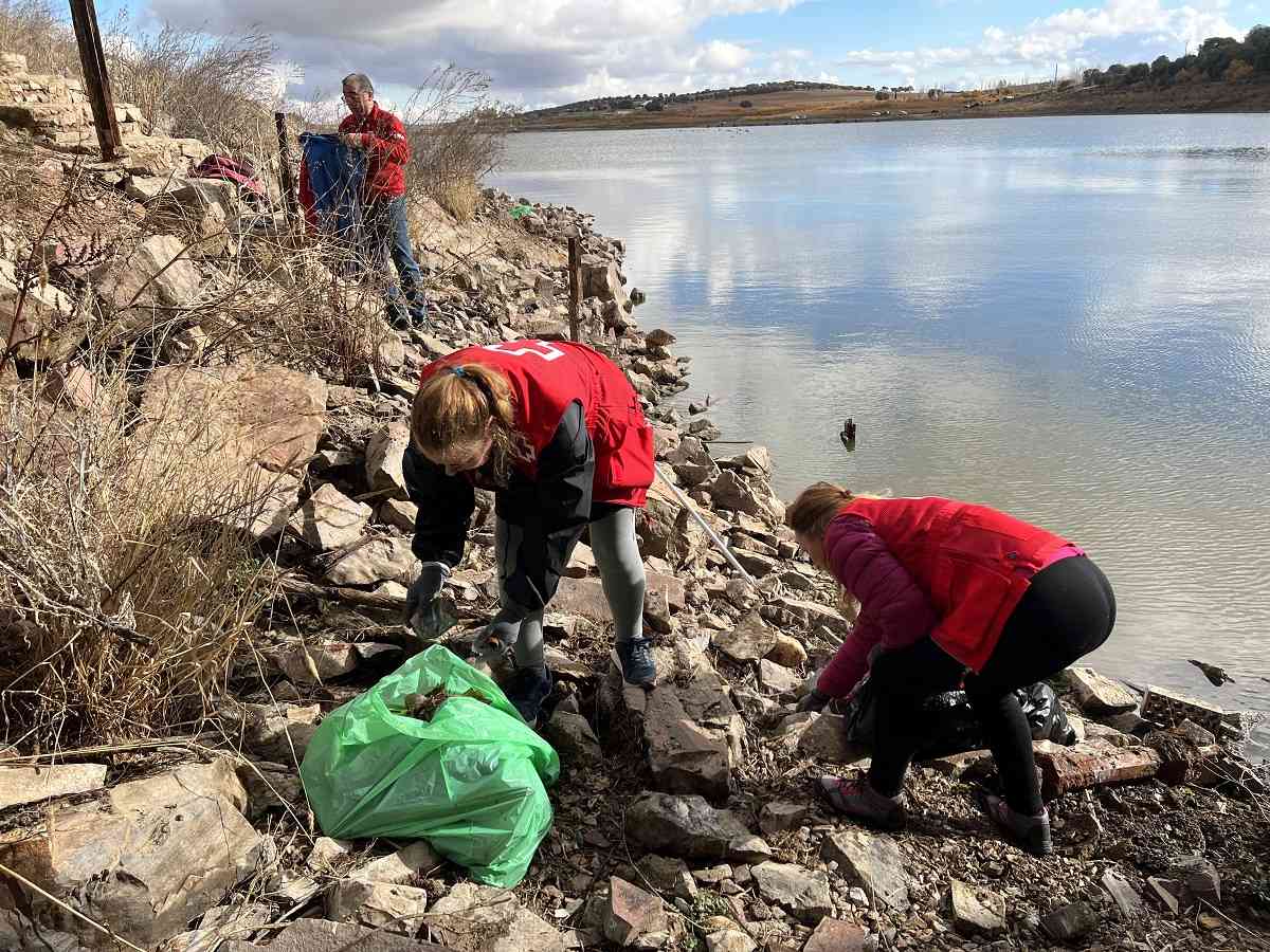 laguna pilarica y riscal recogida basuraleza - En el entorno de la Laguna de la Pilarica y Riscal en Puertollano realizarán recogida de basuraleza este sábado