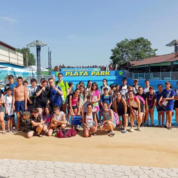 50 jóvenes de Argamasilla de Alba disfrutan de un emocionante viaje al Parque Acuático Playa Park