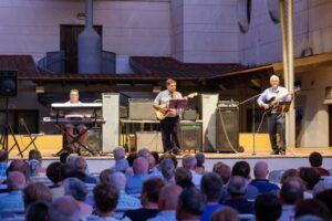 AJANA ofreció un concierto con creaciones atemporales que marcaron una época en la historia de la música