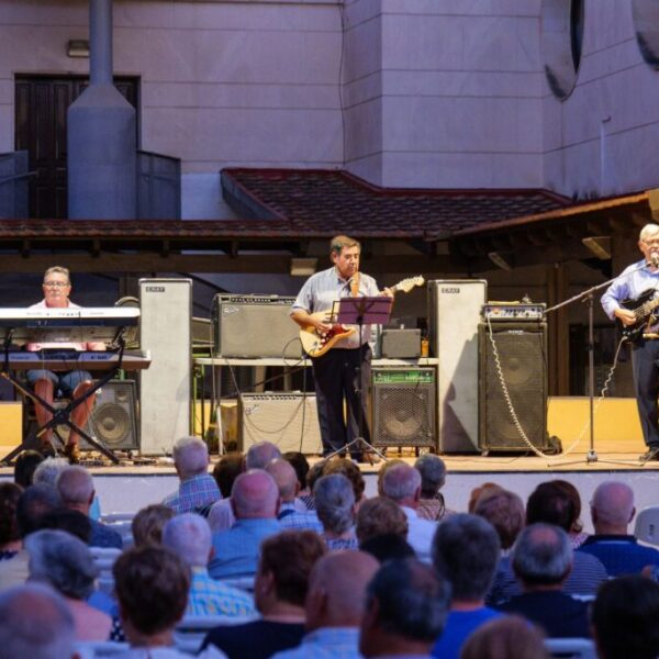 AJANA ofreció un concierto con creaciones atemporales que marcaron una época en la historia de la música