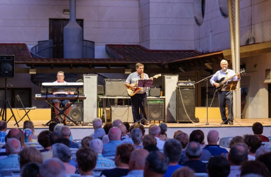AJANA ofreció un concierto con creaciones atemporales que marcaron una época en la historia de la música