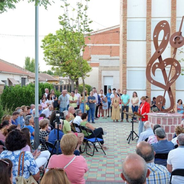 Argamasilla de Alba rinde homenaje a 30 Años de la Agrupación Musical «Maestro Martín Díaz» con una escultura conmemorativa