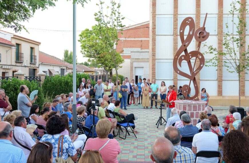 Argamasilla de Alba rinde homenaje a 30 Años de la Agrupación Musical «Maestro Martín Díaz» con una escultura conmemorativa