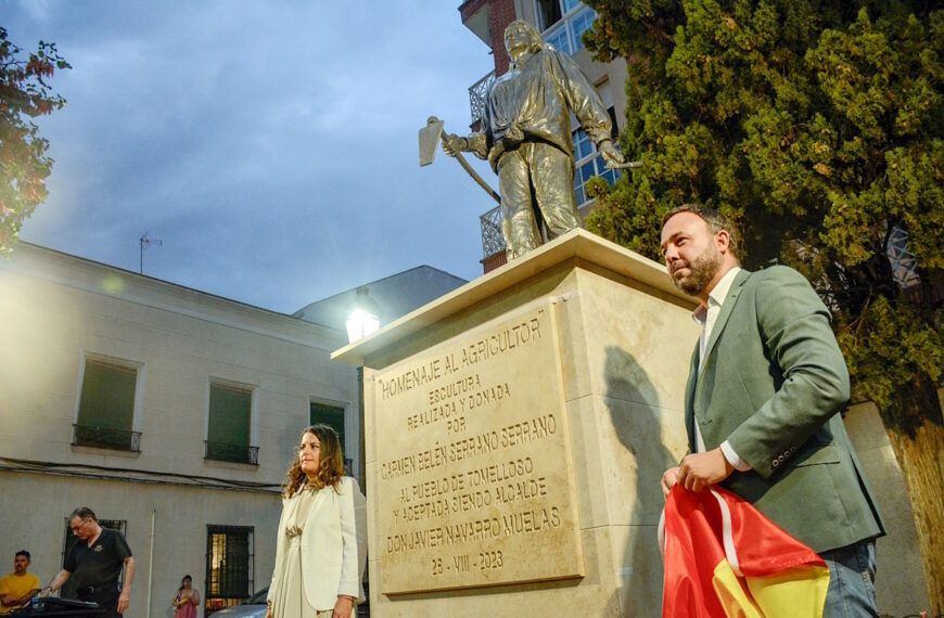 La escultura “Homenaje al Agricultor” fue inaugurada el pasado sábado coincidiendo con el XXXVII Día del Viticultor en Tomelloso
