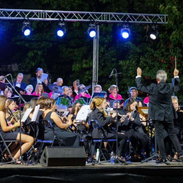 La Plaza Alonso Quijano se llena de música con el concierto Pre-Feria «Argamasilla es Música”