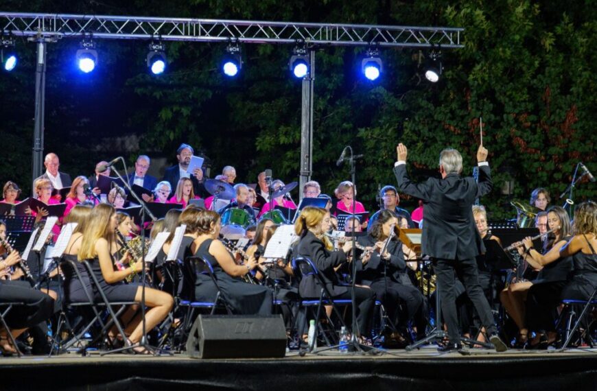 La Plaza Alonso Quijano se llena de música con el concierto Pre-Feria «Argamasilla es Música”