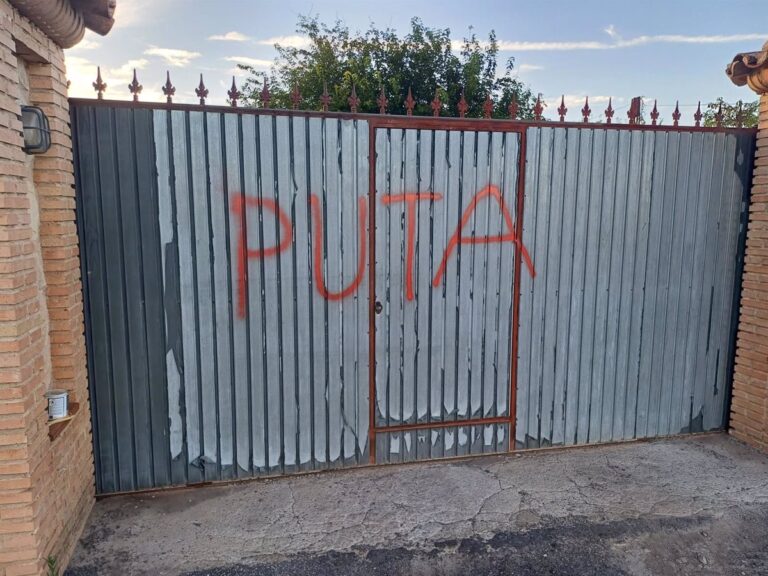 Concejal de Vox denuncia acto vandálico en su domicilio: «puta» pintado en la puerta. PP muestra soporte y condena el suceso. Concejal de Vox denuncia acto vandálico en su domicilio: «puta» pintado en la puerta. PP muestra soporte y condena el suceso.