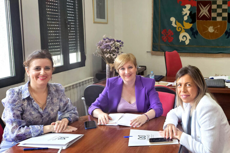 La alcaldesa de Argamasilla de Alba recibe a la presidenta de la Asociación para la Mejora de la Autonomía y la Salud