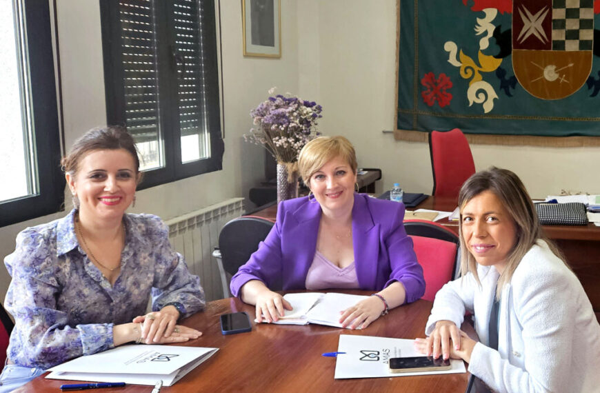 La alcaldesa de Argamasilla de Alba recibe a la presidenta de la Asociación para la Mejora de la Autonomía y la Salud