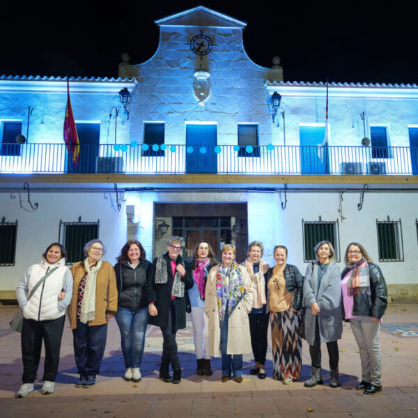 El Ayuntamiento de Argamasilla de Alba se ‘vistió’ de azul en apoyo a la lucha contra la diabetes