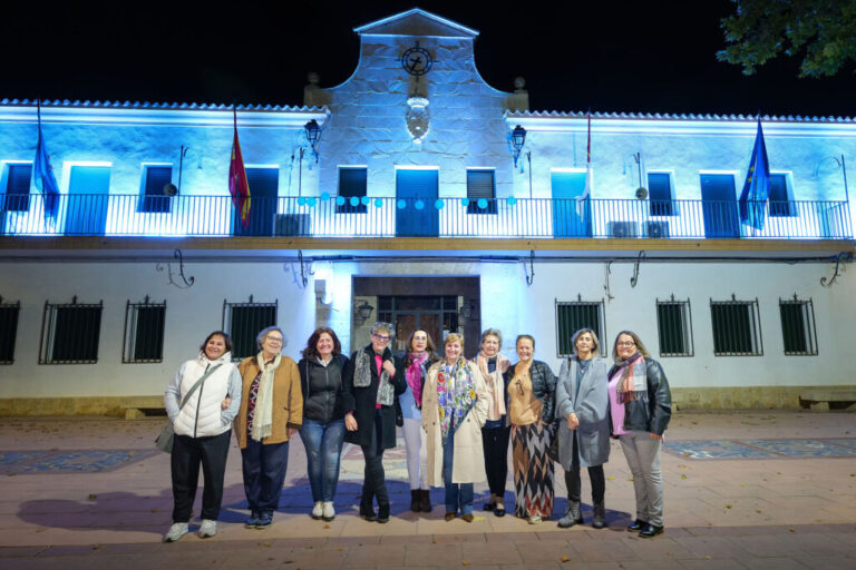 El Ayuntamiento de Argamasilla de Alba se ‘vistió’ de azul en apoyo a la lucha contra la diabetes