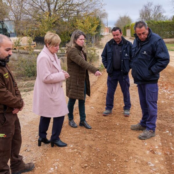La alcaldesa y la concejal de Agricultura supervisan los trabajos de mantenimiento y mejora de caminos