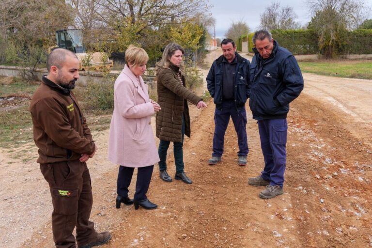 La alcaldesa y la concejal de Agricultura supervisan los trabajos de mantenimiento y mejora de caminos