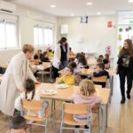 La alcaldesa y la concejala de educación felicitan las fiestas al alumnado del comedor escolar