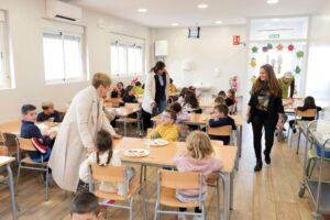 La alcaldesa y la concejala de educación felicitan las fiestas al alumnado del comedor escolar