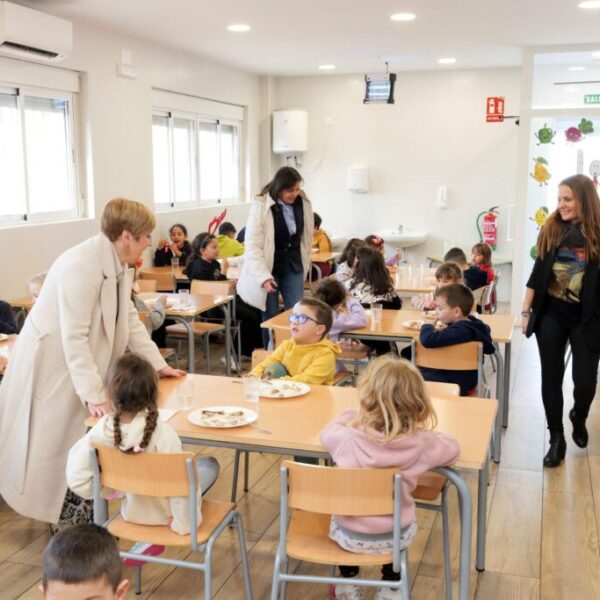 La alcaldesa y la concejala de educación felicitan las fiestas al alumnado del comedor escolar