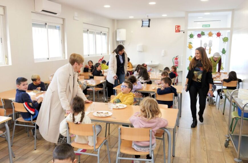 La alcaldesa y la concejala de educación felicitan las fiestas al alumnado del comedor escolar