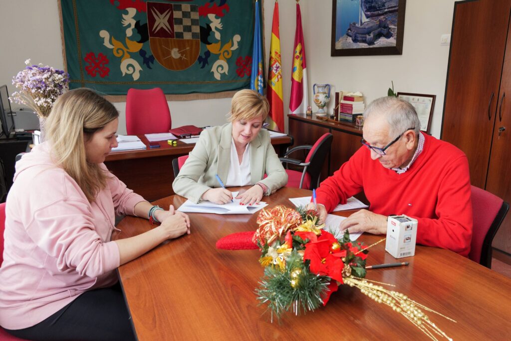20231222 Convenio Ayto Cervantino 001 AdeAlba - Argamasilla de Alba fomenta la práctica del fútbol como herramienta educativa y social
