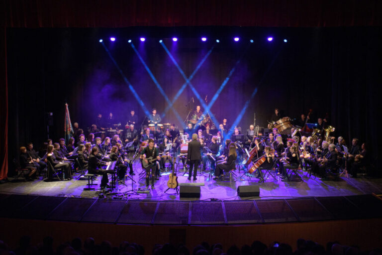 Argamasilla de Alba vibra con el Pop Rock Sinfónico de la Maestro Martín Díaz y Antonio López