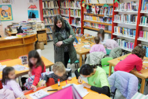 La Biblioteca Municipal Cervantes celebra un taller de marcapáginas navideños con gran éxito de participación
