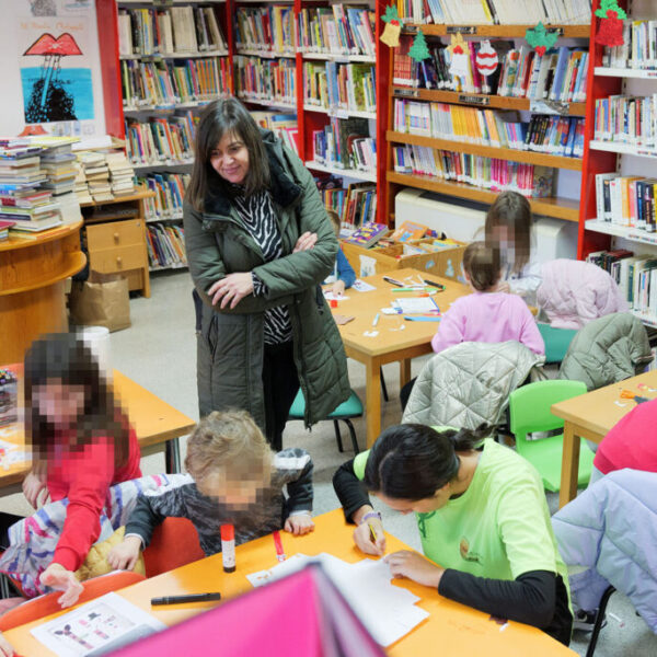 La Biblioteca Municipal Cervantes celebra un taller de marcapáginas navideños con gran éxito de participación