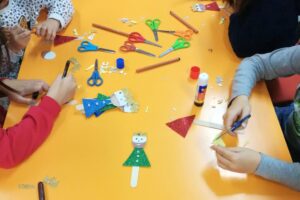La Biblioteca Municipal Cervantes anticipa la Noche de Reyes con un taller de manualidades