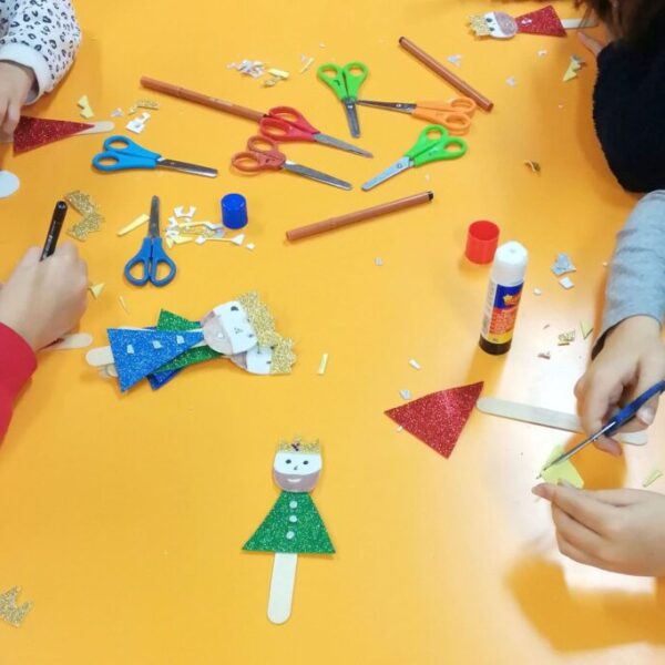 La Biblioteca Municipal Cervantes anticipa la Noche de Reyes con un taller de manualidades
