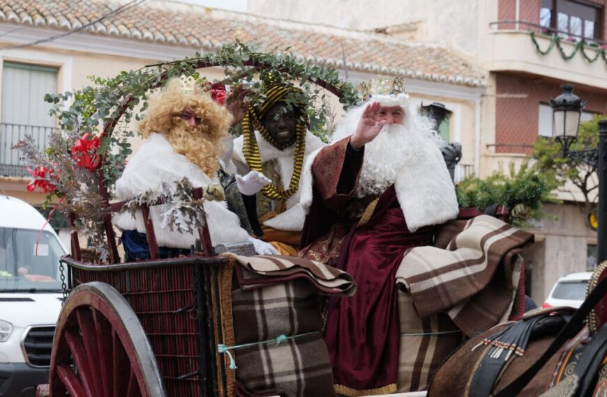 Los Reyes Magos reparten ilusión y alegría en Argamasilla de Alba
