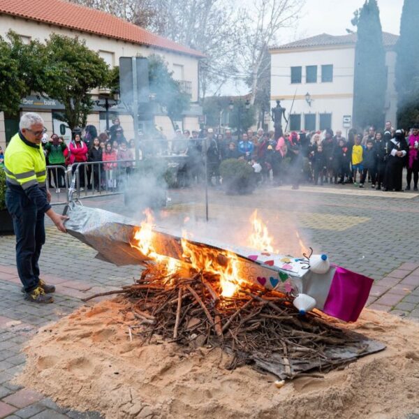 Argamasilla de Alba dice adiós al Carnaval con la emotiva incineración de la sardina Valentina