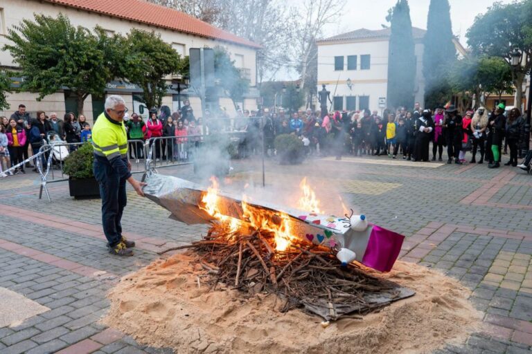 Argamasilla de Alba dice adiós al Carnaval con la emotiva incineración de la sardina Valentina