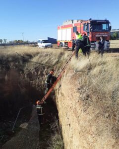 Bomberos contienen derrame de sustancia peligrosa en Argamasilla de Alba tras vuelco de camión con hidróxido potásico