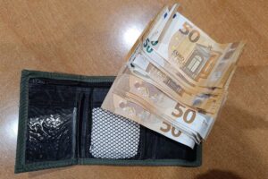 Honradez en Argamasilla de Alba: Vecino ejemplar entrega cartera perdida con 860 euros a la Policía
