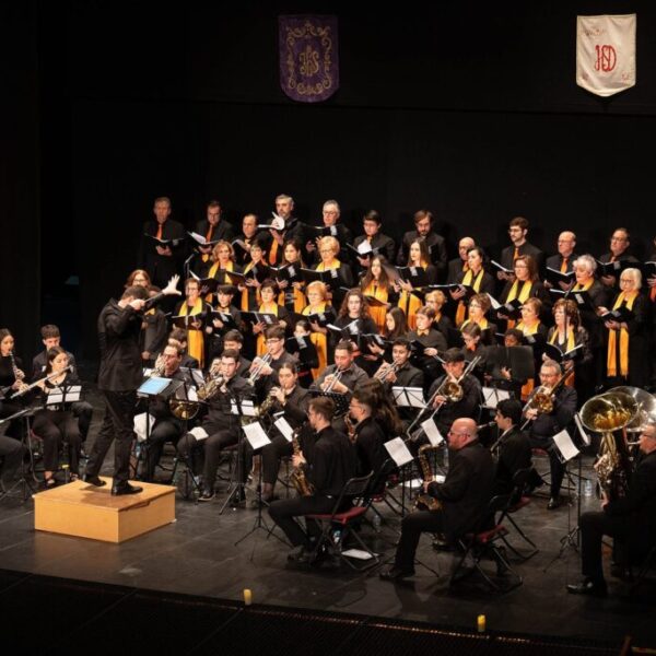 El Teatro Auditorio de Argamasilla de Alba vibró con el concierto Coral-Cofrade