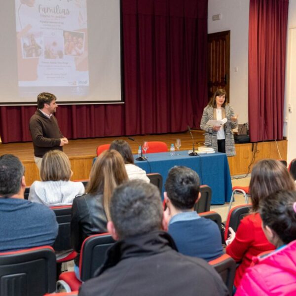 ‘Educar desde el ejemplo’, mensaje central de la charla ‘Educar en Positivo’