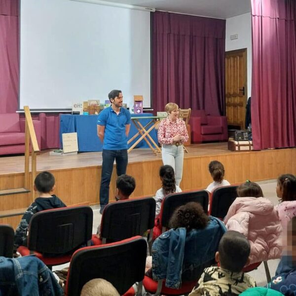 Juan Malabar encanta a los niños y niñas de Argamasilla de Alba con sus ‘Cuentos de quita y pon’