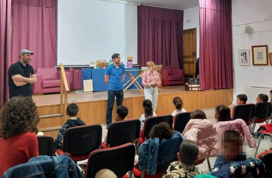 Juan Malabar encanta a los niños y niñas de Argamasilla de Alba con sus ‘Cuentos de quita y pon’