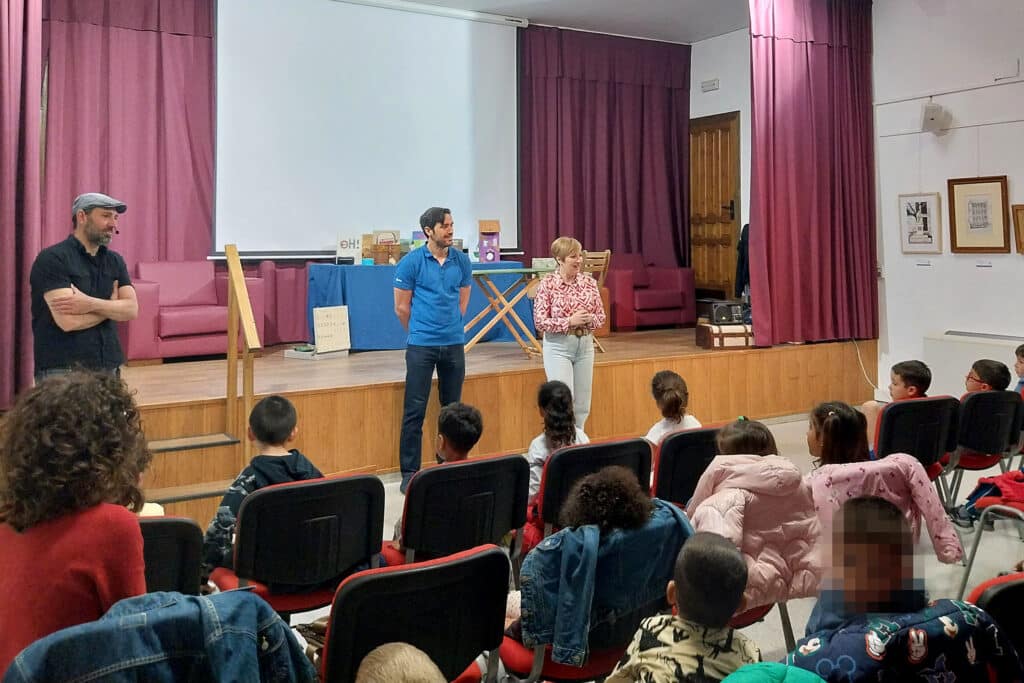 Juan Malabar encanta a los niños y niñas de Argamasilla de Alba con sus ‘Cuentos de quita y pon’ 1 Cuentacuentos para escolares - Juan Malabar encanta a los niños y niñas de Argamasilla de Alba con sus ‘Cuentos de quita y pon’