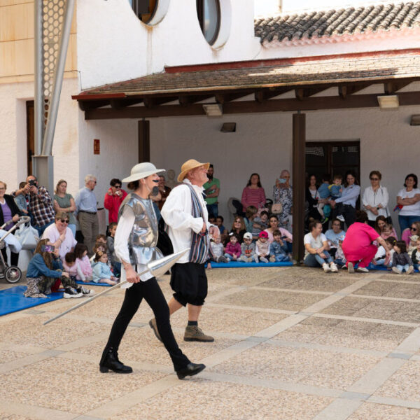 La Escuela Infantil Municipal Alba y familiares recrean El Quijote en la Casa de Medrano