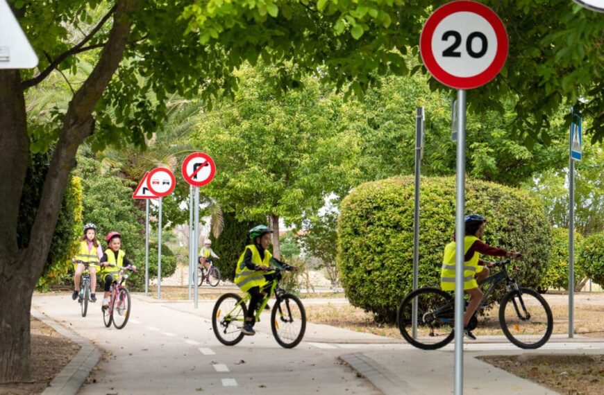 Escolares de 5º curso del CEIP Divino Maestro ponen en práctica sus conocimientos de educación vial