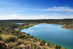 Descubre los secretos del Parque Natural de las Lagunas de Ruidera y el Campo de Montiel con Jesús Calleja en la décima temporada de ‘Volando Voy’