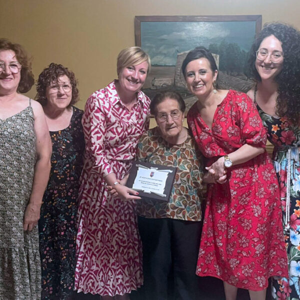 El Ayuntamiento de Argamasilla de Alba lleva el homenaje a los mayores hasta sus casas