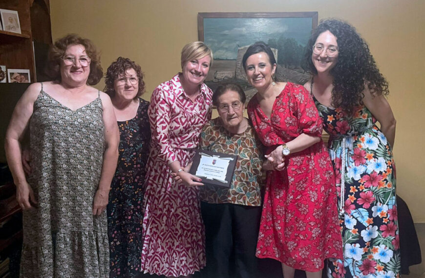 El Ayuntamiento de Argamasilla de Alba lleva el homenaje a los mayores hasta sus casas